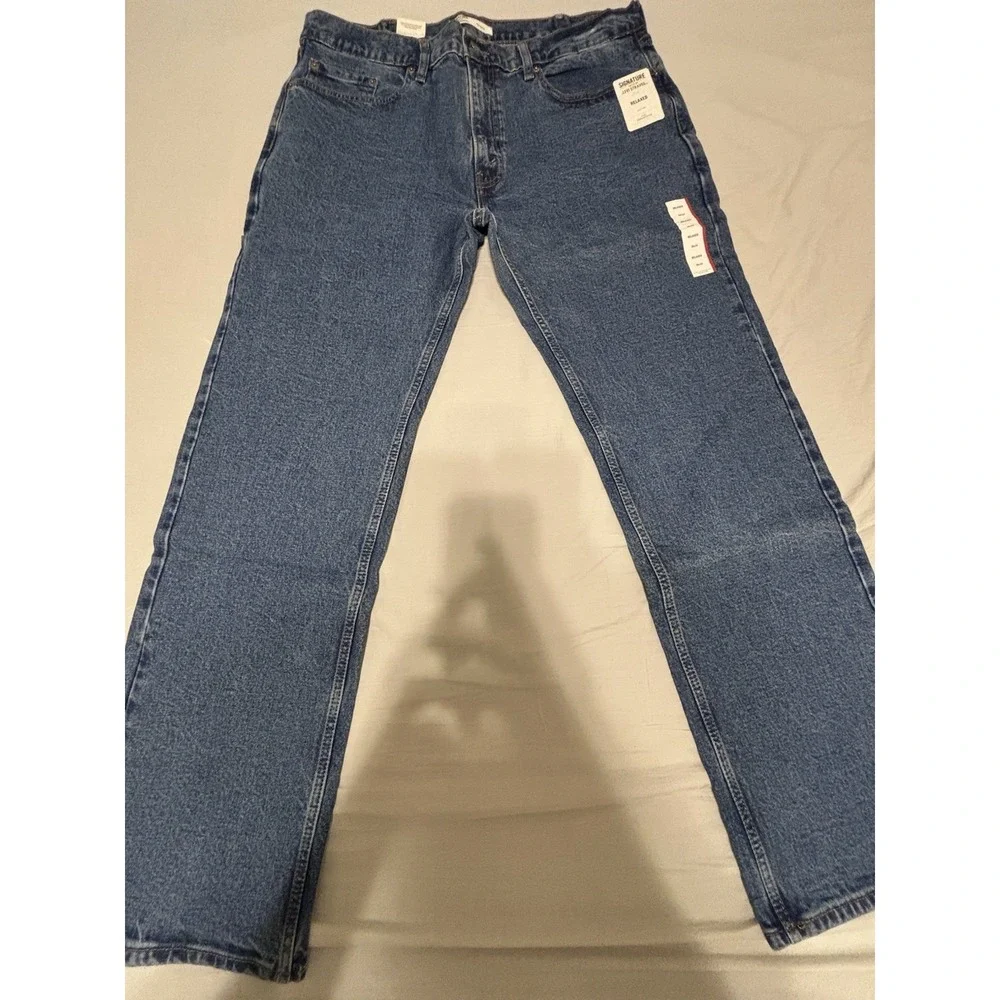 SIGNATURE Levi Strauss Gold-NWT-Women's Relaxed Flex Denim Blue Jeans-Size 38x34